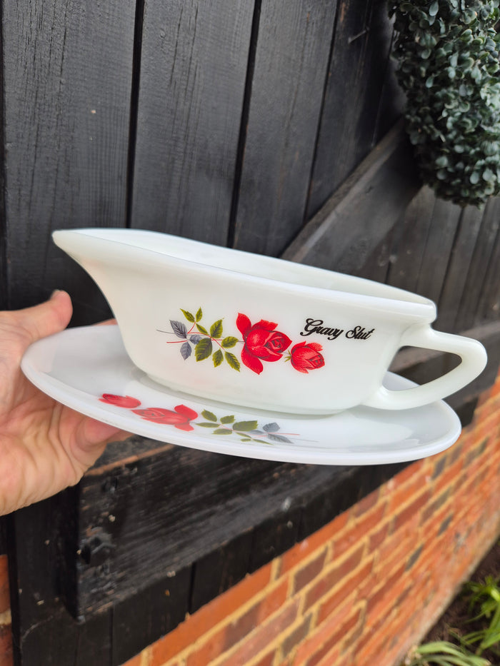 Gravy slut gravy boat with serving plate