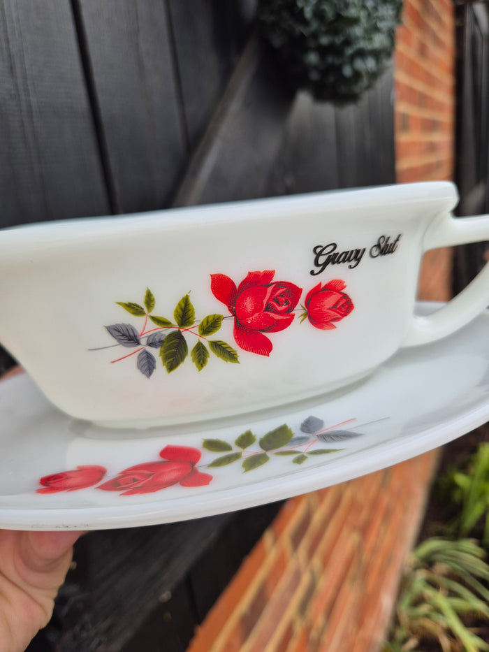 Gravy slut gravy boat with serving plate